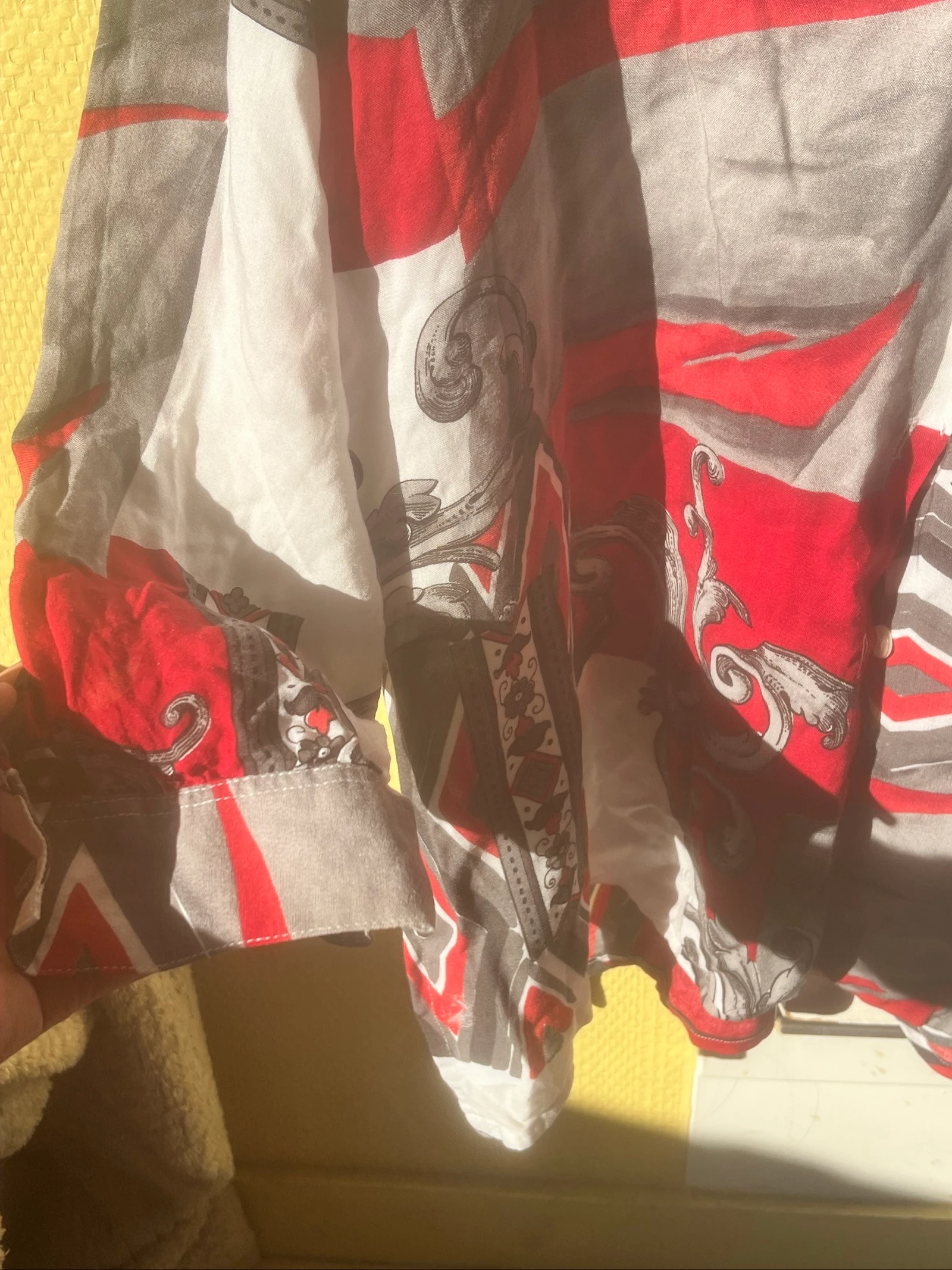 Camisa fluida estampada en rojo, blanco y gris – estilo vintage chic – photo 9